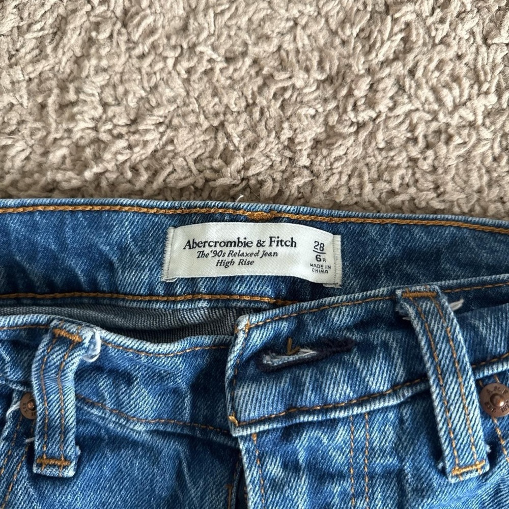 Abercrombie & Fitch High Rise 90s Relaxed Jean - Picture 3 of 4
